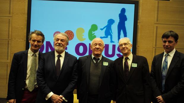 Thierry de la Villejégu, vicepresidente de One Of Us Federation, Jaime Mayor Oreja, presidente de la Plataforma cultural One Of US, Rémi Brague, profesor emérito Universidad de la Sorbonne, Pierre Manet, profesor Ecole des Hautes Etudes en Sciences Humaines, Olivier Rey, matemático y filósofo